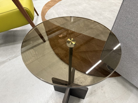 Image 1 of 2 tavolini Beek Cross in vetro bronzo e rovere affumicato