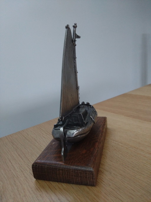 Barco decorativo de estaño holandés de fondo plano