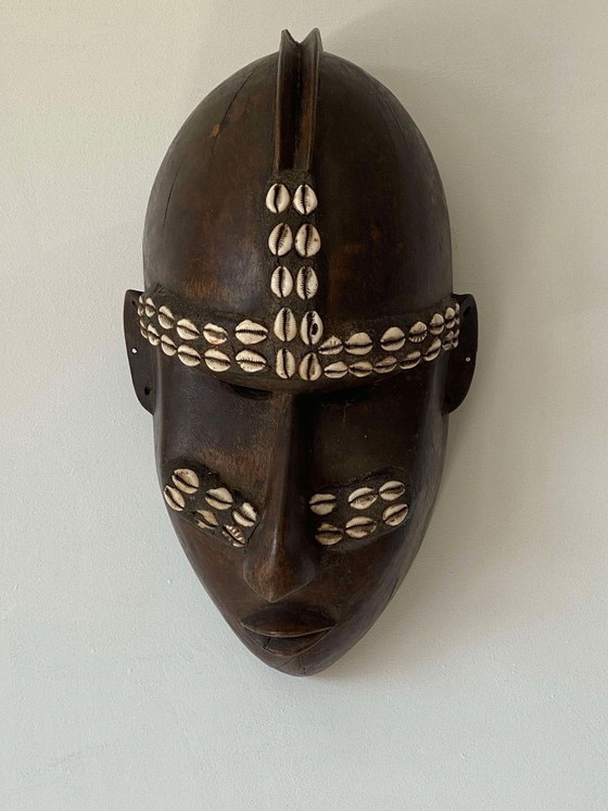 Image 1 of Maschera tribale africana vintage. Realizzata a mano in legno e decorata con conchiglie. Anni '90.