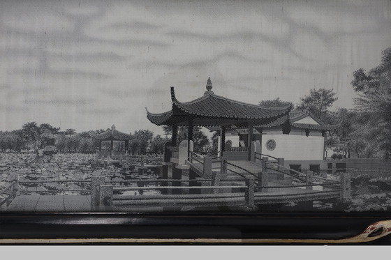 Image 1 of Œuvre d'art encadrée sur soie représentant un salon de thé chinois au bord de l'eau, France vers 1910 1910