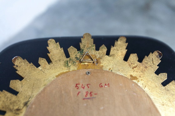 Image 1 of Vintage bolle spiegel uit de jaren 70 met heksenoogmotief en zonnestralenmotief.