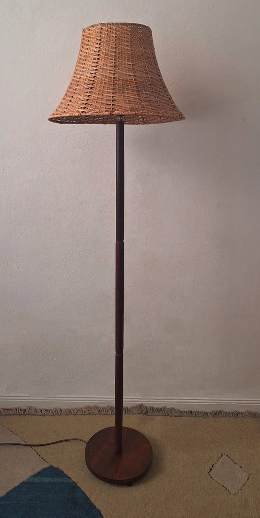 Lámpara de pie de palisandro de mediados de siglo con pantalla de ratán, Suecia, década de 1960.