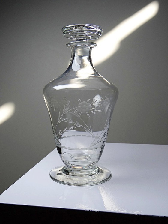 Image 1 of Kleine antieke Boheemse kristallen karaf met gegraveerde decoratie, begin 20e eeuw