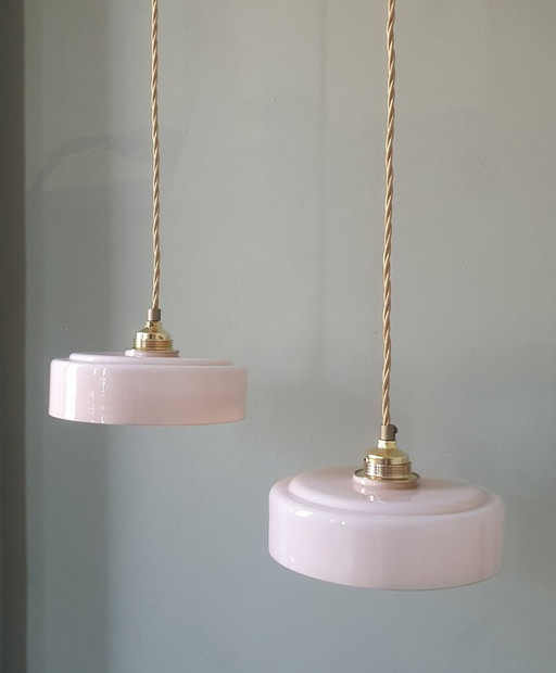 Ensemble (2) lampes suspendues Art Déco vintage en verre opalin rose pastel.