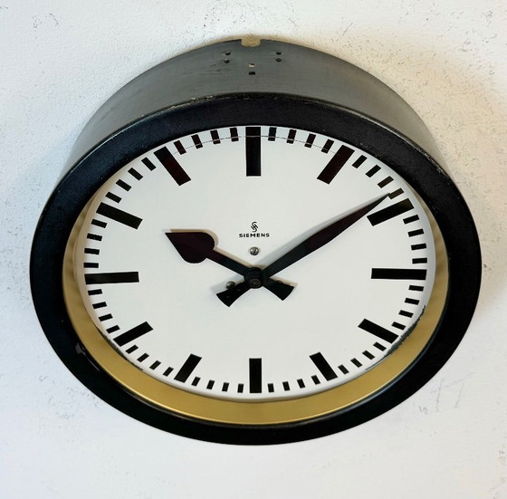 Image 1 of Zwarte industriële fabriekswandklok van Siemens, jaren 50