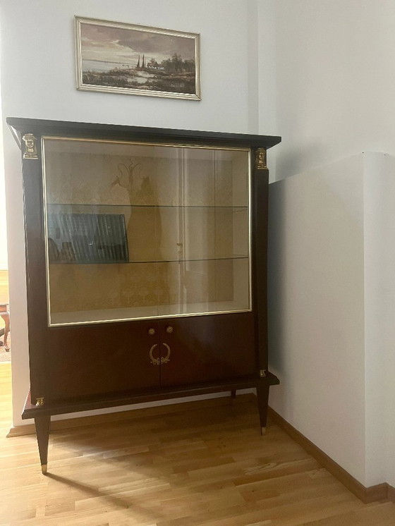 Image 1 of Vetrina vintage in stile Impero francese. Vetrina Art Déco con elementi in ottone su legno di mogano e tessuto broccato