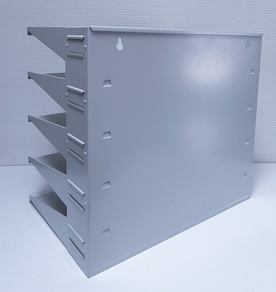 Image 1 of Estantería de pared de metal lacado de diseño