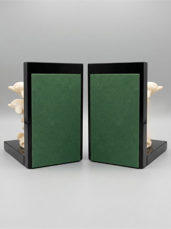Image 1 of Een paar boekensteunen in de vorm van dolfijnen – Ivoorwitte hars met marmeren voet – Art Deco-stijl
