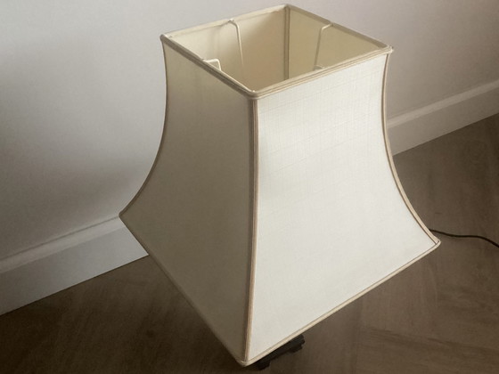 Image 1 of SATZ VON 2 CHINESISCHEN TISCHLAMPENFÜSSEN AUS KERAMIK AUF HOLZSOCKEL