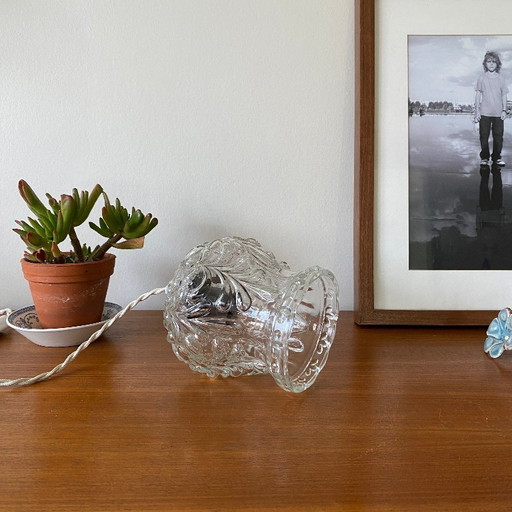 Vintage-style globe pendant lamp in clear glass with brass suspension bracket