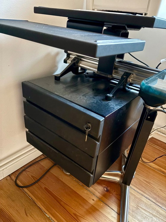 Image 1 of Mesa de cristal Herman Miller, diseñada por Bruce Burdick.