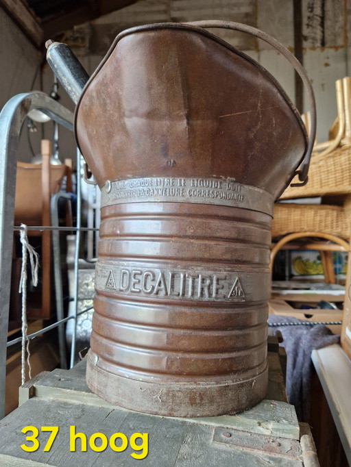 Cubo antiguo con cuchillo grande