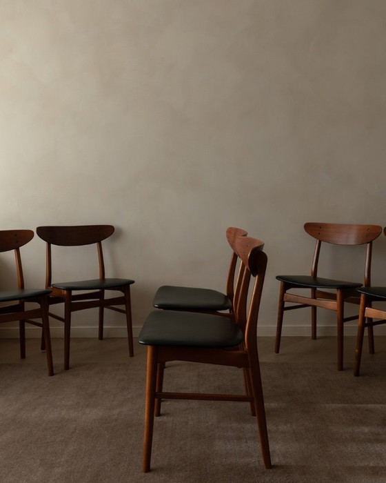 Image 1 of Set di 6 sedie da pranzo danesi di metà secolo · Teak e skai nero