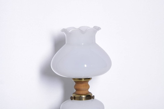 Image 1 of Petroleumlamp, glazen kap, opaalglas, retro jaren 70