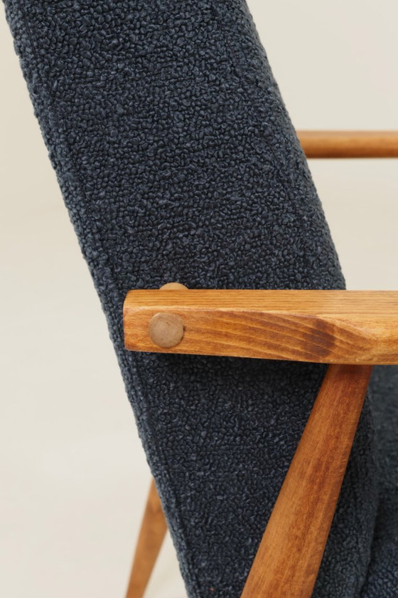 Image 1 of Fauteuil scandinave bleu marine à structure en bois bouclé, design H.Lis