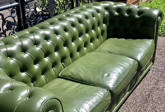 Image 1 of Chesterfield Canapé touffeté vert olive