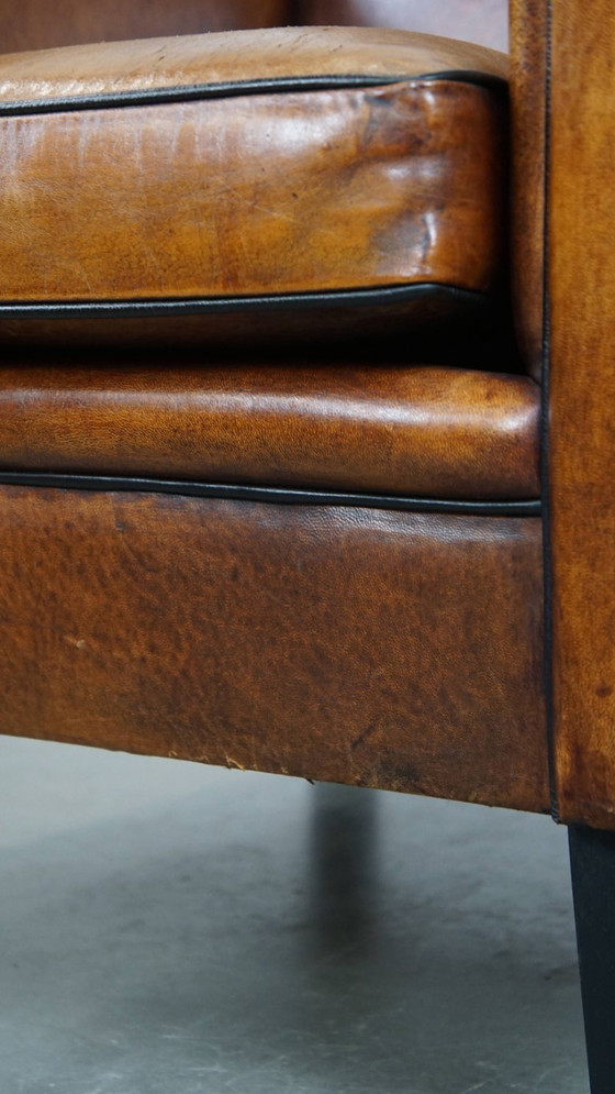 Image 1 of Sillón de diseño Art Déco en buen estado, con un acabado elegante y ribetes negros.