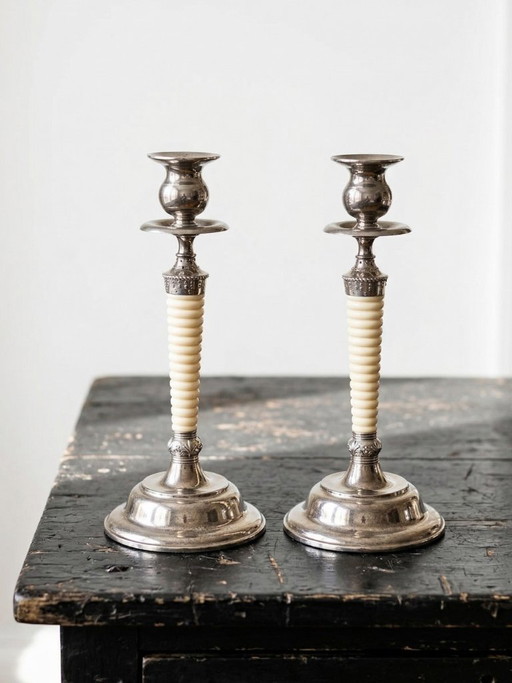 Par de candelabros antiguos estilo antorcha, de metal plateado y plástico con efecto marfil.
