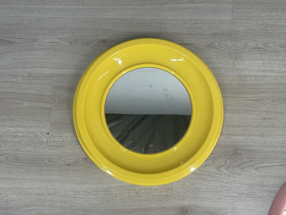 Image 1 of Ronde Gele Spiegel uit de Jaren 70 – in de stijl van Kartell space age 