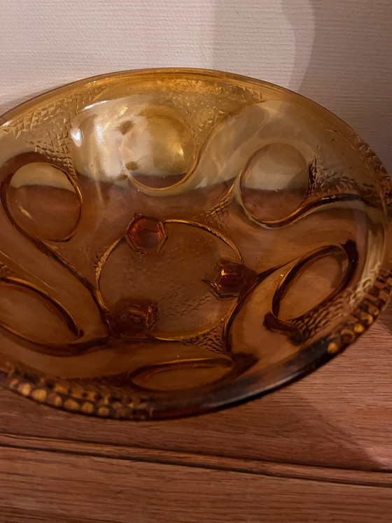 Bernsteinfarbene Schale auf Füßen – Schalen, Glas (photo 3 of 5)