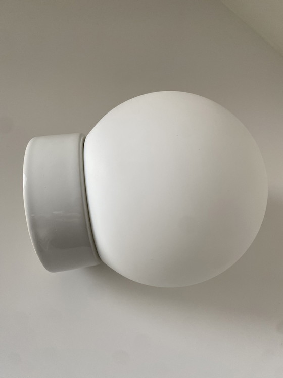 Image 1 of Ifö Elektrische Klassische Kugelkugellampe - Porzellan-Deckenleuchte im Bauhaus-Stil.