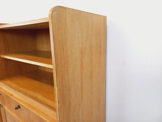 Image 1 of Vintage eikenhouten boekenkast uit de jaren 60 met bijzettafel