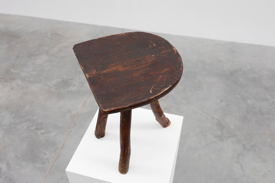 Image 1 of Frans wabi sabi stijl laag driepootkrukje van massief hout, 1850