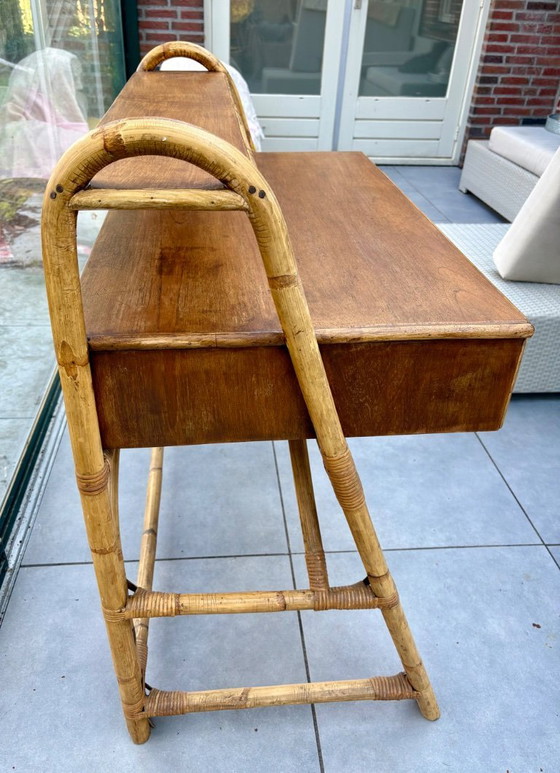 Image 1 of Bellissima scrivania vintage in rattan di metà secolo