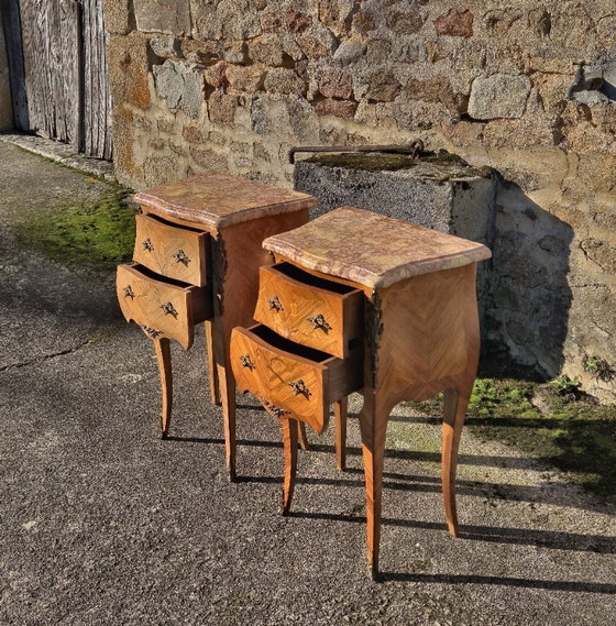 Image 1 of Set van 2 Franse vintage marqueterie nachtkastjes - Marmeren en houten nachtkastjes - Louis XV-stijl - jaren 70