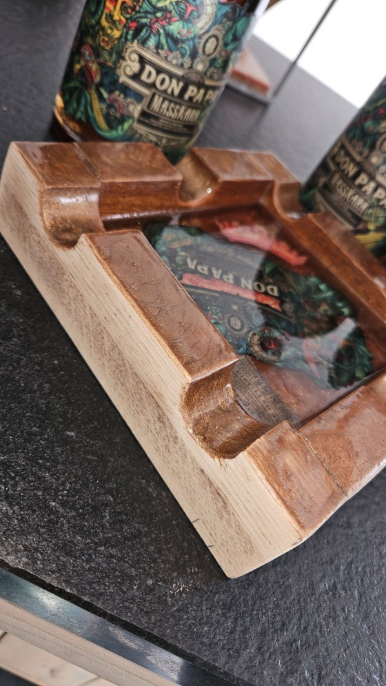 Image 1 of Handgefertigter Aschenbecher aus Eichenholz mit Epoxidharz – Individueller Zigarrenaschenbecher – Das perfekte Geschenk für die 