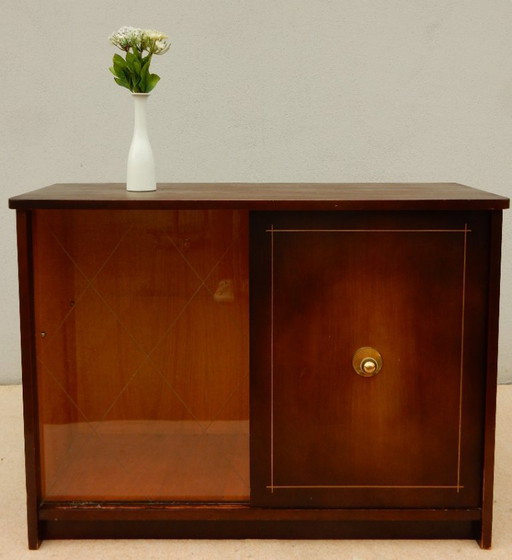 Vintage houten vitrinekast uit het midden van de vorige eeuw met glazen schuifdeur