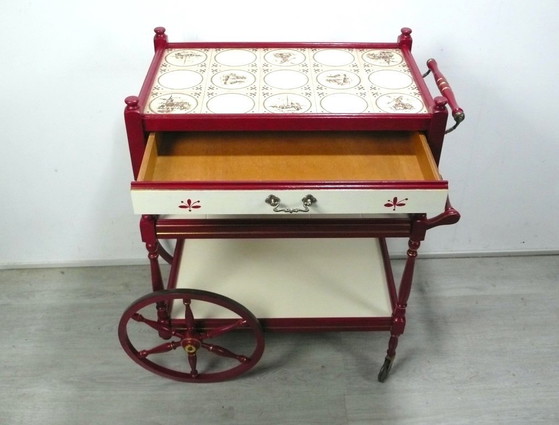 Vintage serveerwagen met 3 etages en lade, crèmekleurig en robijnrood, antieke stijl – Wood, Ceramic (photo 3 of 8)
