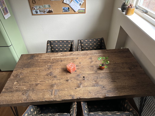 Robuuste Houten Eettafel met Stalen Voeten - Custom Made