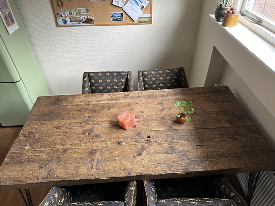 Image 1 of Robuster Esstisch aus Holz mit Stahlfüßen – Maßanfertigung