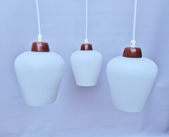 Image 1 of Lampada a sospensione vintage - Teak e vetro opalino - Anni '70