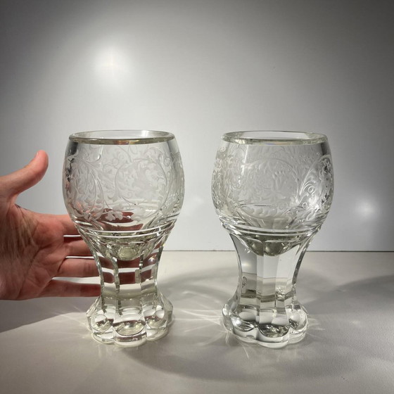 Verres à pied en cristal épais taillé avec décor de volutes et monogramme, Bohême, années 1900, Lot de 2 (photo 3 of 13)