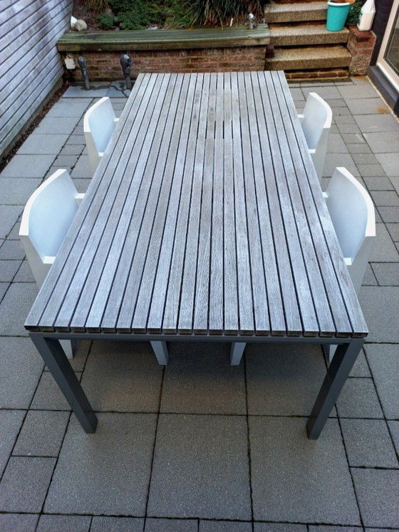 Image 1 of Mesa de comedor moderna para jardín con estructura de aluminio y madera de teca.