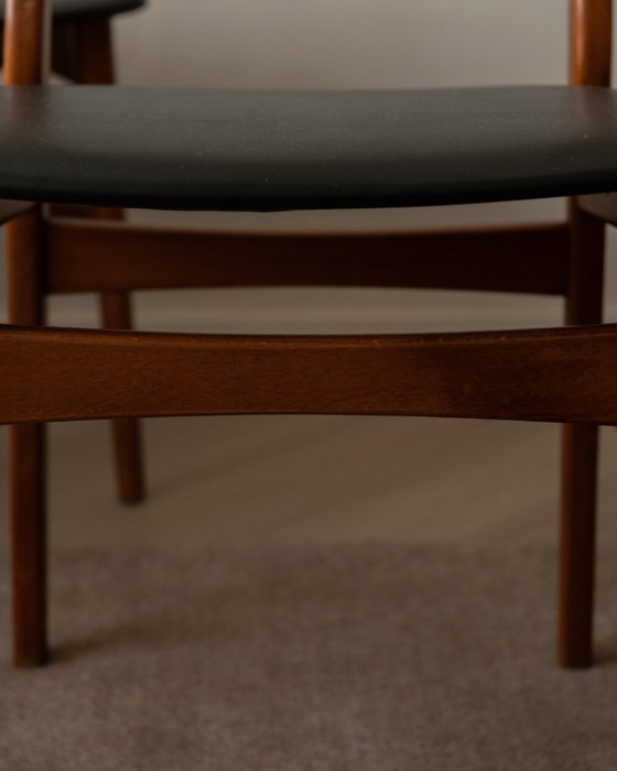 Image 1 of Set di 6 sedie da pranzo danesi di metà secolo · Teak e skai nero