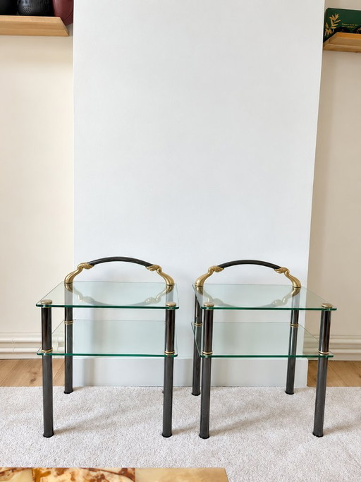Ensemble de deux tables d'appoint en verre et métal avec des accents dorés