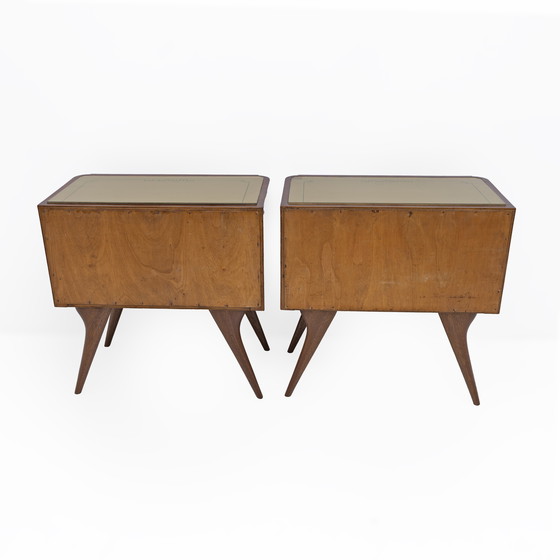 Image 1 of Paire de tables de nuit italiennes modernes du milieu du siècle en noyer et racine de thuya, années 1950