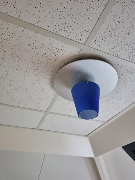 Lámpara de techo Via Bizzuno con pantalla de cristal azul