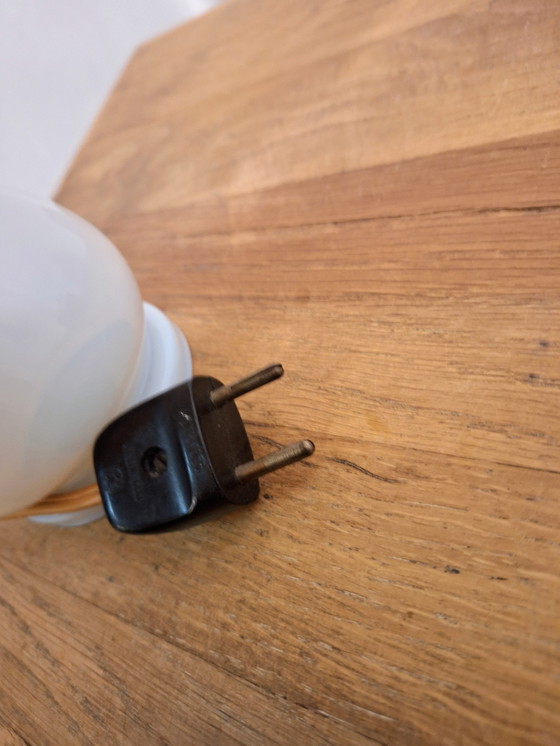 Image 1 of Lampe de table en verre blanc soufflé à la bouche, années 1940