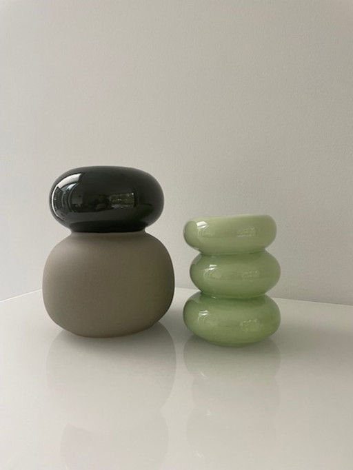 Vases au design sculptural moderne en taupe, vert foncé et menthe