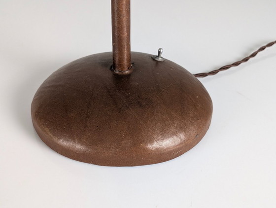 Lampe de table Jacques Adnet en cuir surpiqué, France, années 1950 – Leather, Metal (photo 6 of 9)