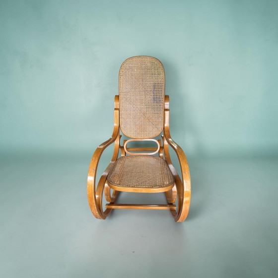 Image 1 of Vintage Thonet-stijl gebogen houten schommelstoel – ca. 1970