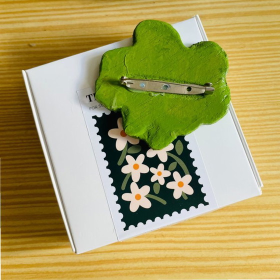Image 1 of Broche flor verde woden estilo Marimekko hecho a mano