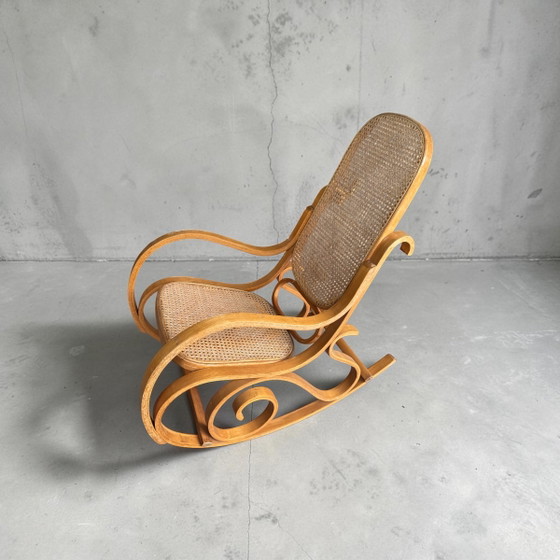 Image 1 of Vintage Thonet-stijl gebogen houten schommelstoel – ca. 1970