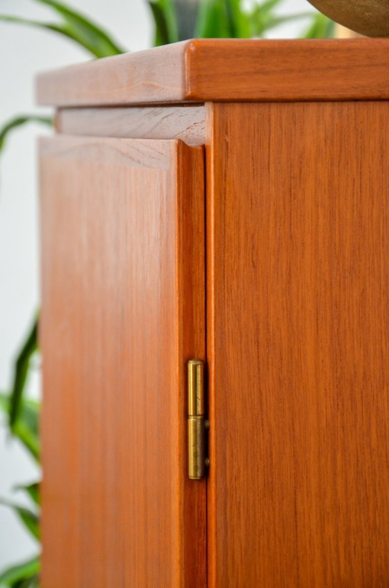 Image 1 of Mobile alto vintage in teak, con serratura, credenza, metà del secolo scorso, anni '70.