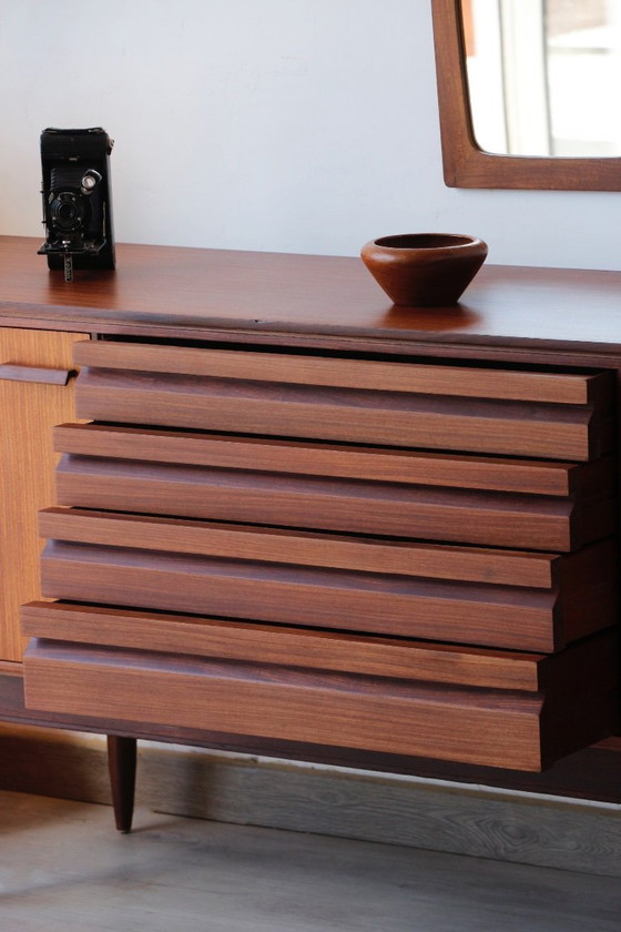 Image 1 of Britisches Sideboard im modernen Stil von White & Newton | Ikonisches Design