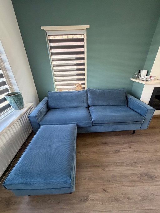 Canapé 2,5 places Arwin en bois bleu acier avec pouf